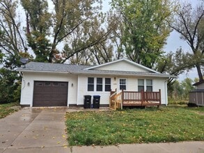 Building Photo - 1205 Parkview Dr Building Photo - 1205 Parkview Dr