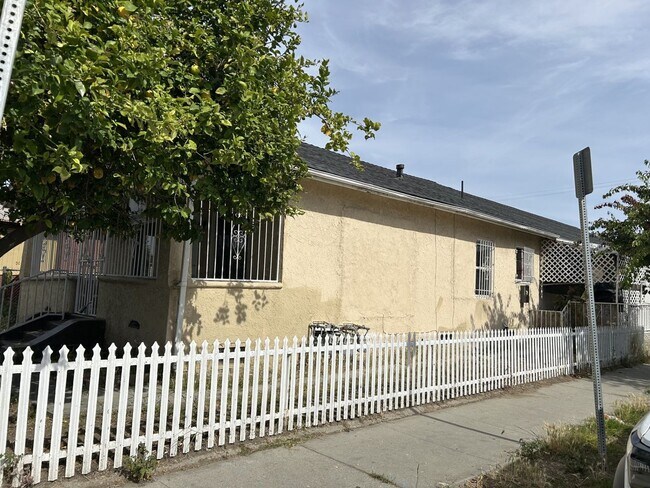Building Photo - 1402 E 57th St