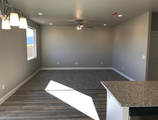 Foto del edificio - Spacious 4 bed 2.5 bath Townhome in Hurricane Heights