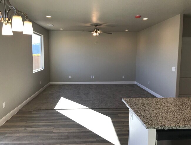 Building Photo - Spacious 4 bed 2.5 bath Townhome in Hurricane Heights