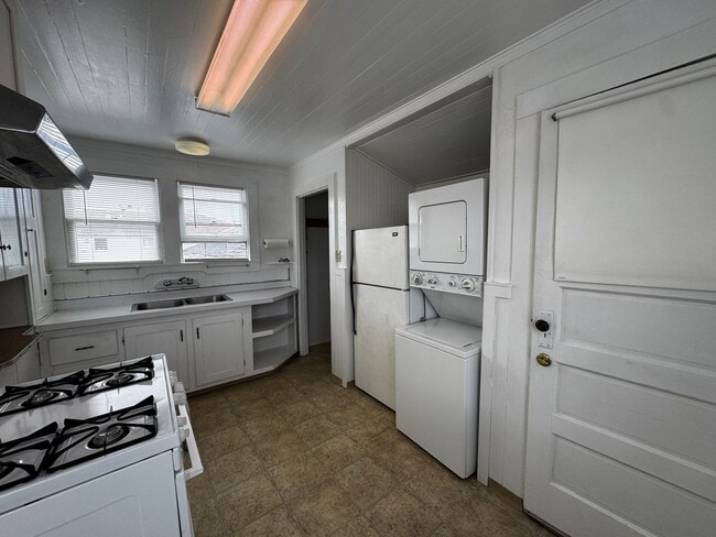Building Photo - 1 Bed 1 Bath Home Located in Eureka!