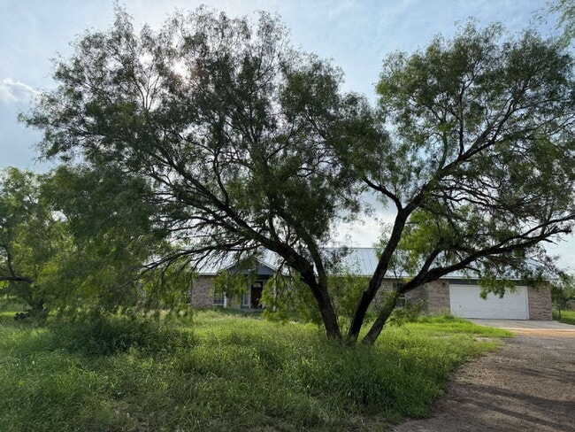 Building Photo - 455 Country Trail
