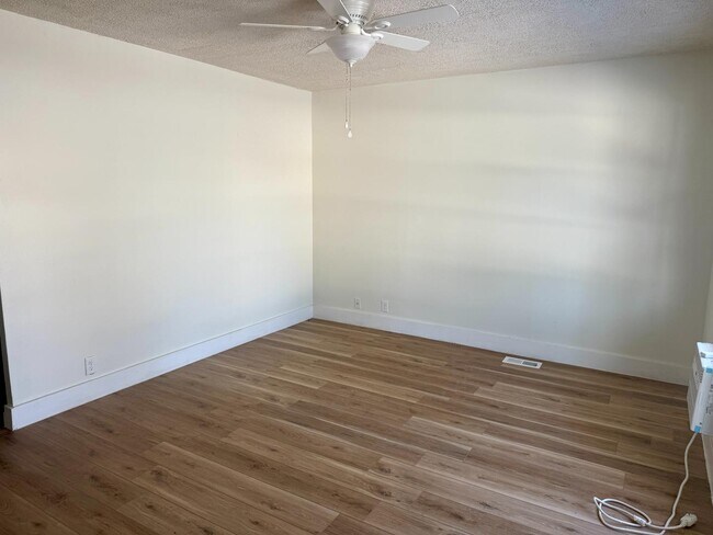 Foto del edificio - 1506 Crestview Dr