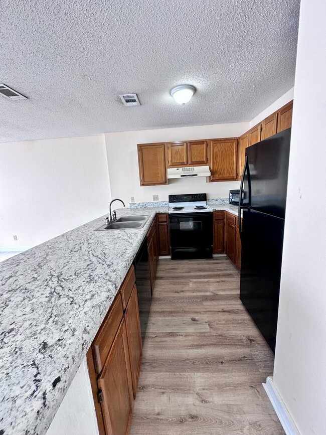 Foto del edificio - Walk to the Beach from this Ground Floor 1...