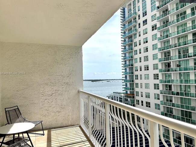 Building Photo - 1200 Brickell Bay Dr