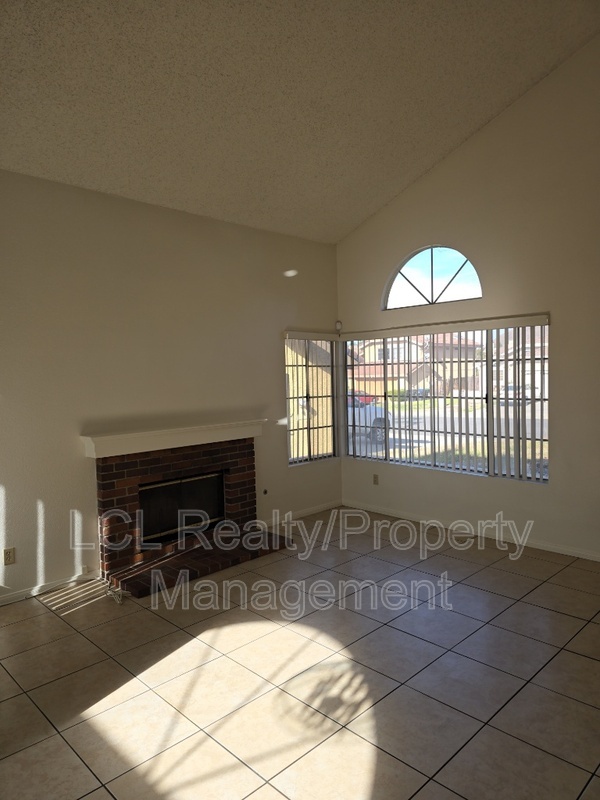 Foto del edificio - 21427 Blossom Hill Ln