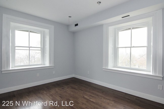 Foto del edificio - 225 N Whitford Rd