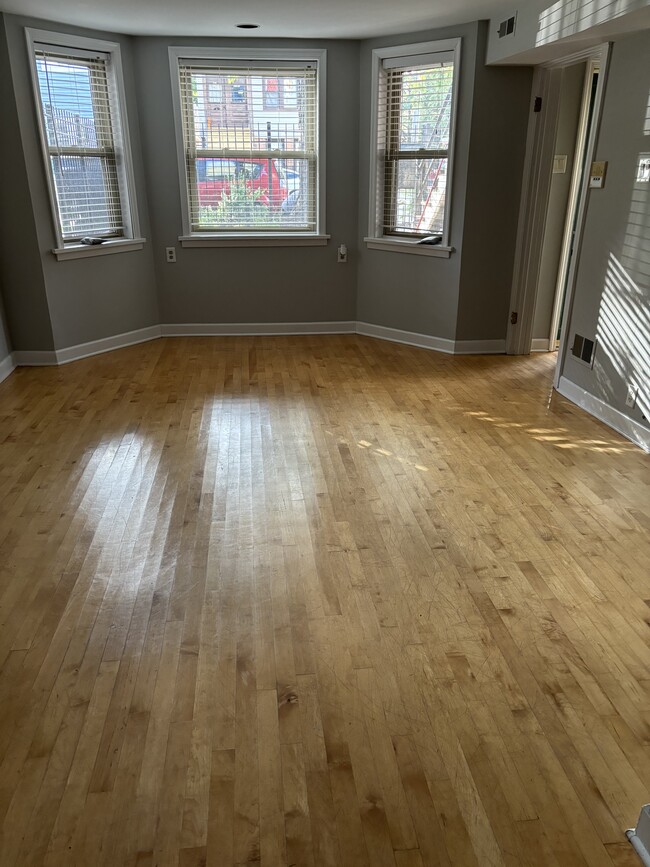 Building Photo - 3343 N Hoyne Ave