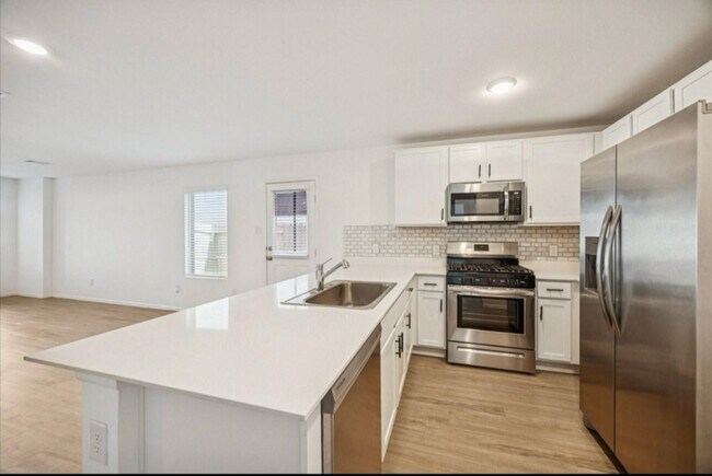 Foto del edificio - 329 Riverwood Village Ln