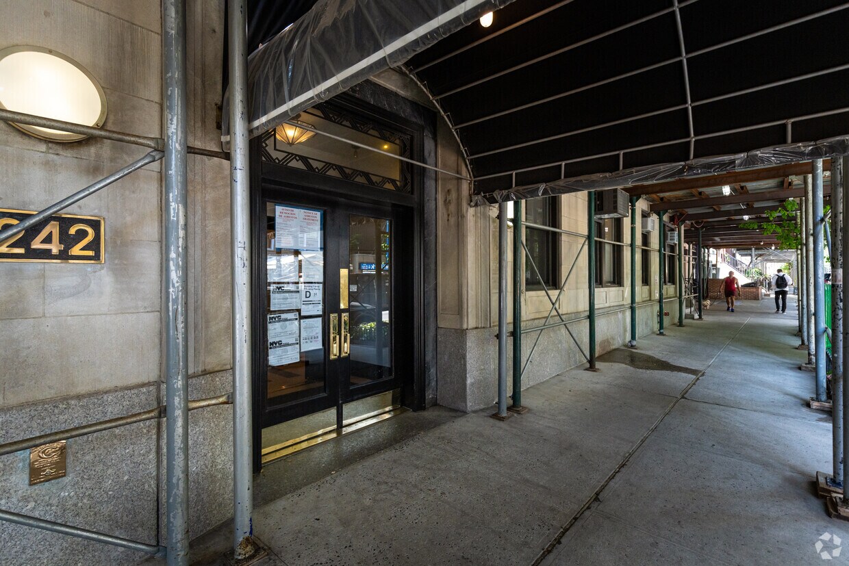Building Photo - 242 E 19th St