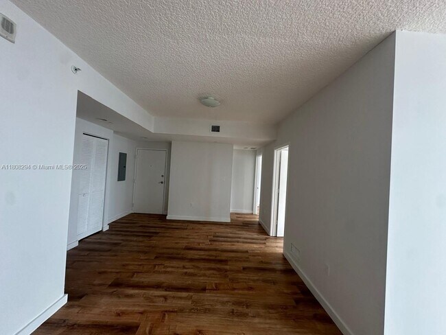 Foto del edificio - 601 NE 23rd St