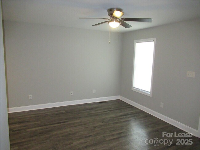 Foto del edificio - 604 Victory Grove Church Rd