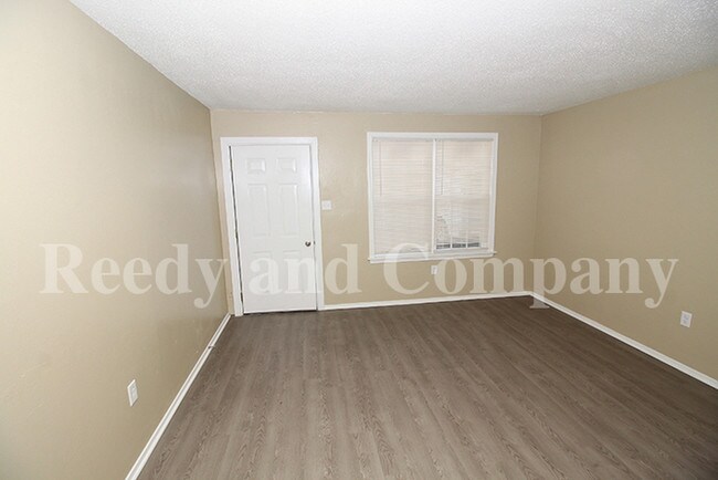 Building Photo - Traditonal 2 BR Duplex-Summer Ave