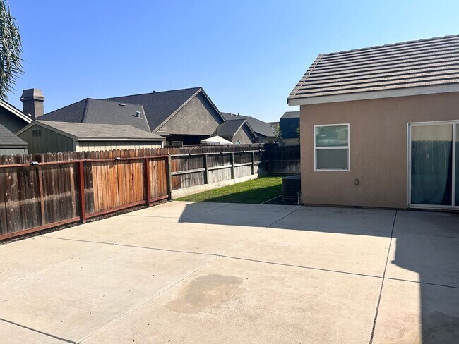 Building Photo - Beautiful 4 bed 2 bath