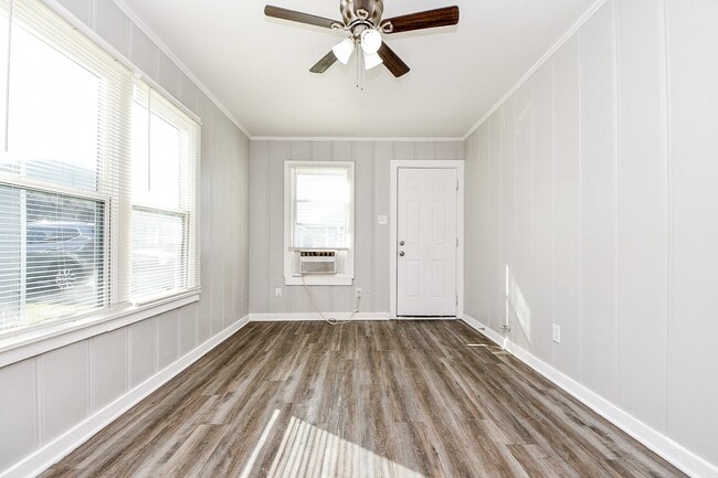 Building Photo - 5000 Noble St