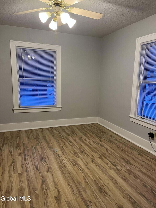 Foto del edificio - 60 W 8th Ave