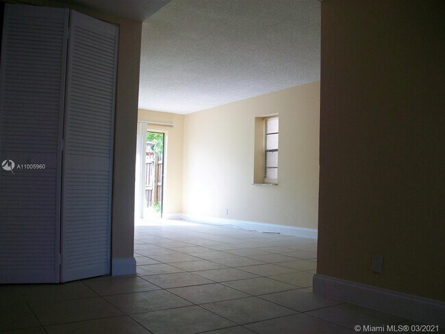 Foto del edificio - 3750 NW 115th Way