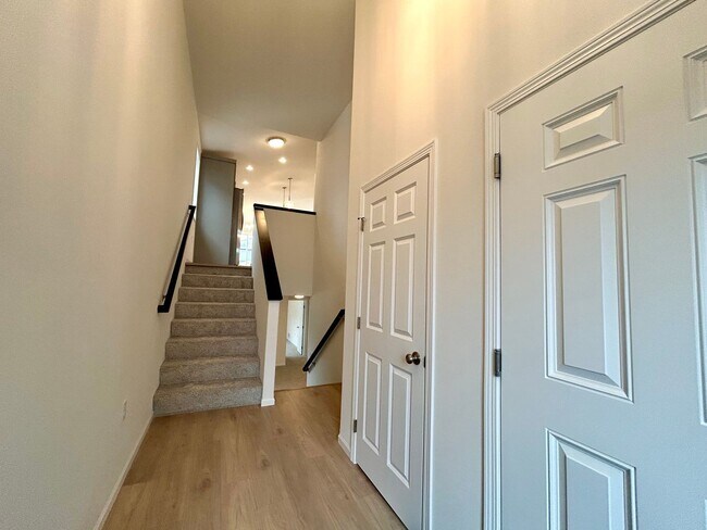 Foto del edificio - Spacious & Stylish 4-Bed Home with Modern Finishes and Attached 2-Stall Garage