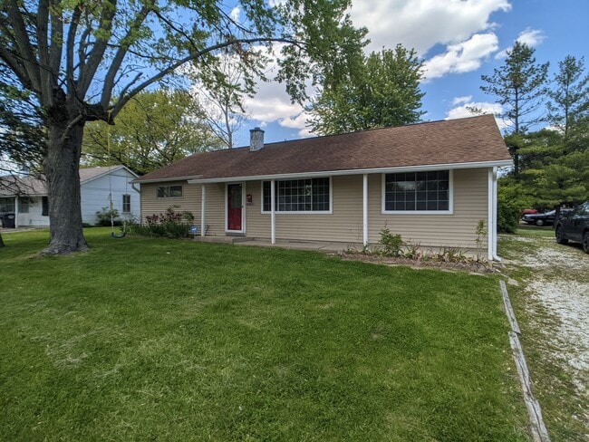 Building Photo - Spacious 3 bed 2 bath in Greenwood!