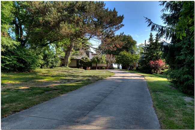 Building Photo - 11200 Edgewater Dr