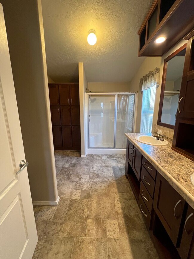 Building Photo - Beautiful Newer Home