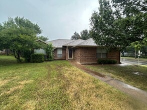 Building Photo - 1801 Real Dr