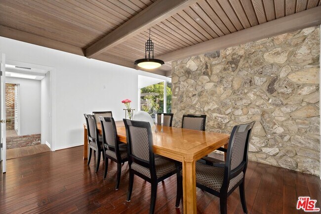 Foto del edificio - 653 Hightree Rd