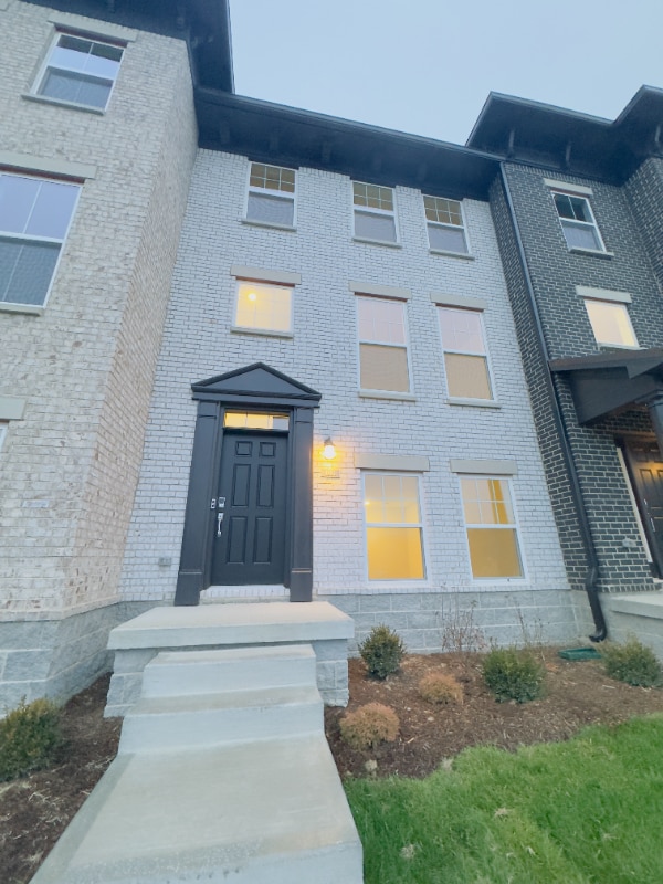 Building Photo - 4883 Gilbert Dr