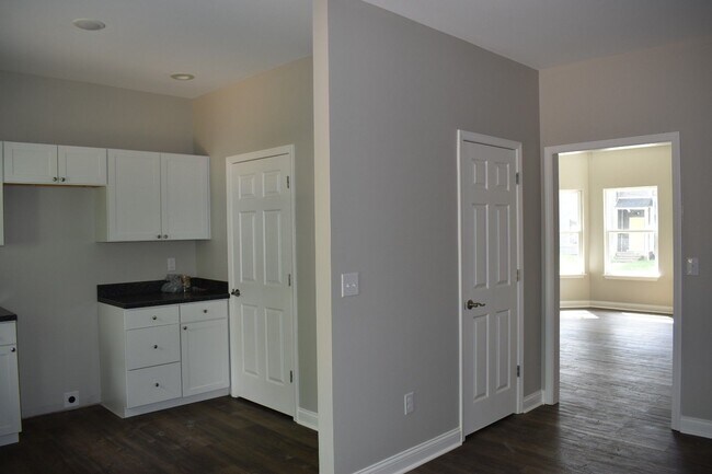 Building Photo - Nice 3 Bedroom 1 1/2 Bath Newly Renovated Shelby Park Home!