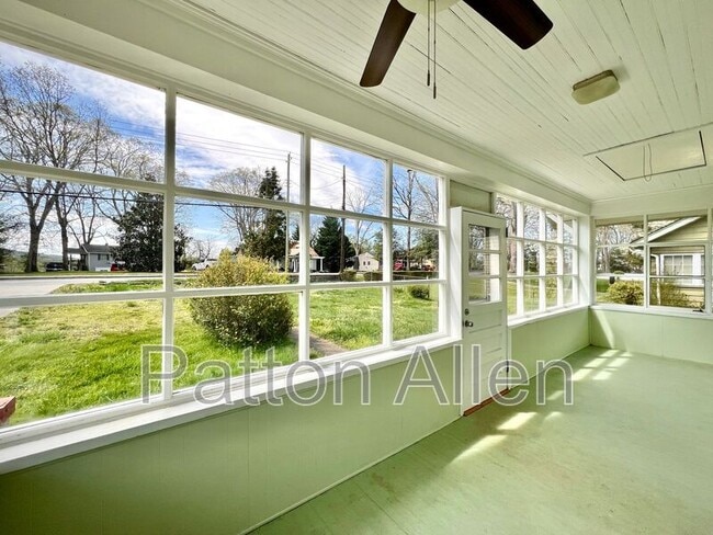 Building Photo - 702 Fairview Rd