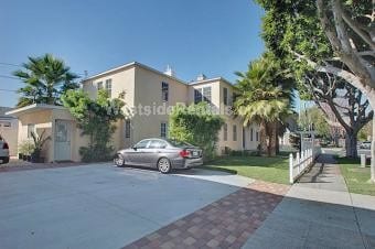 Private Entry - 1352 Ocean Park Blvd