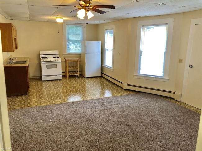 Building Photo - 1 br, 1 bath 4plex - 5 Oak St Apt 1