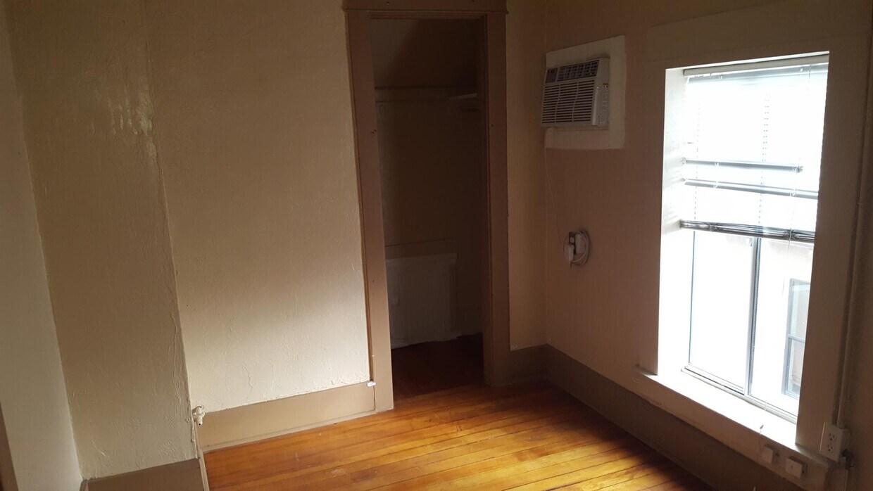 Foto principal - 918 E 6th St