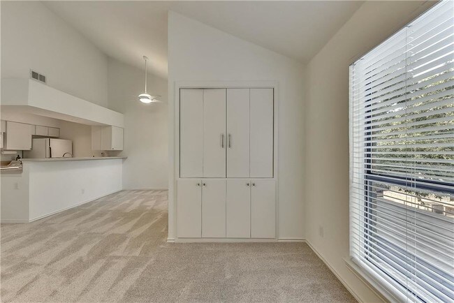 Foto del edificio - 7525 Holly Hill Dr