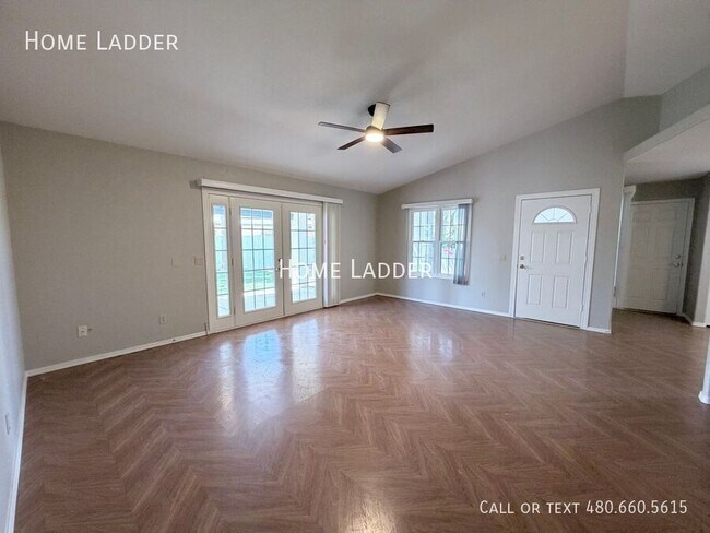 Foto del edificio - 1858 N Center Ave