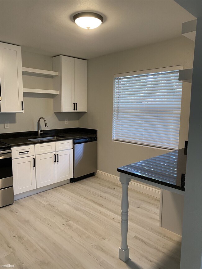 Building Photo - 2 br, 1 bath Condo - 662 Union Street 2D