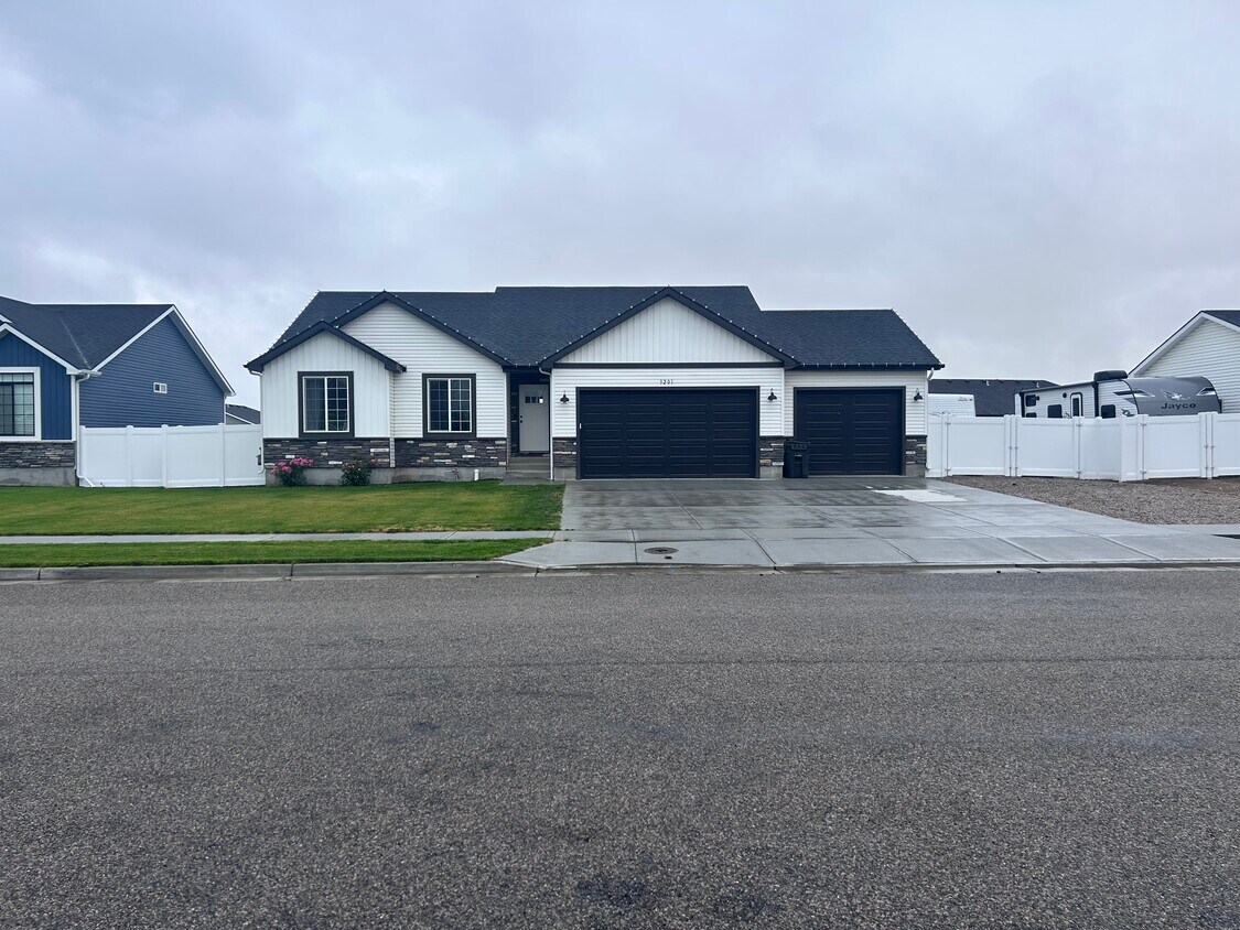 Foto principal - 3201 Harlow Dr