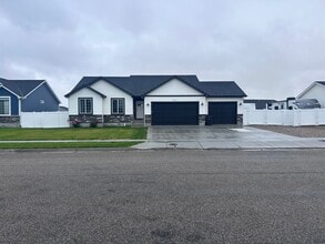 Building Photo - 3201 Harlow Dr