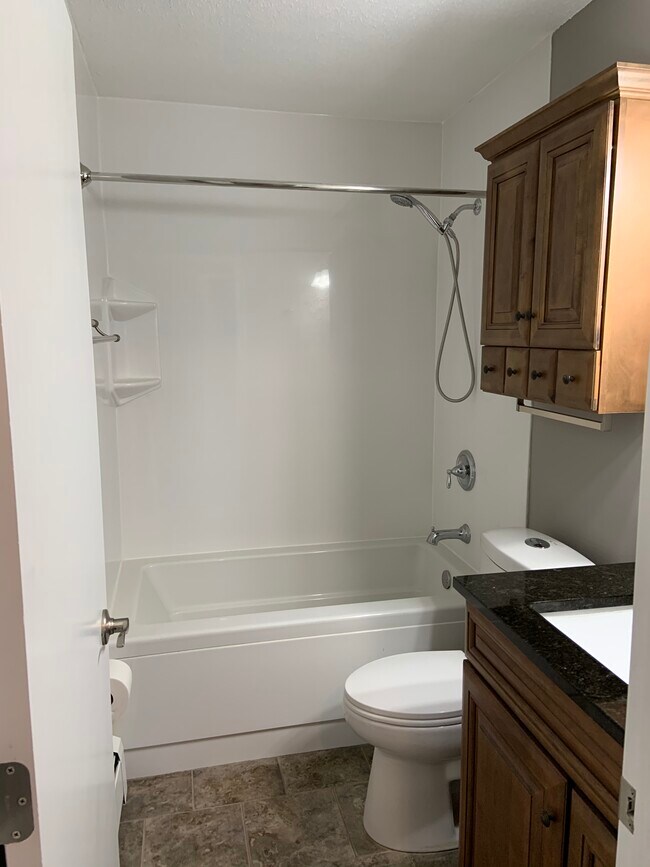 Bath - 4789 Tacoma Cir SE