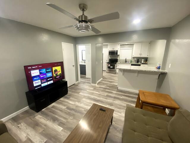 Foto del edificio - 519 E Ridgecrest Blvd