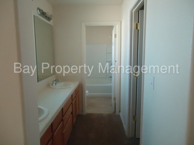 Building Photo - 705 Gardenia Pl