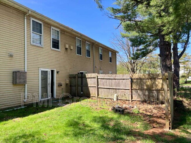 Building Photo - 1688 Bluebird Dr