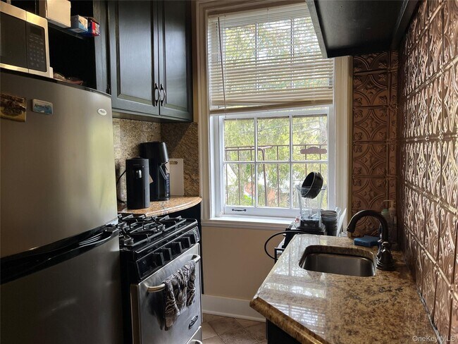 Foto del edificio - 38-30 Douglaston Pkwy
