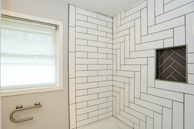 Building Photo - 667 Tara Cir SE