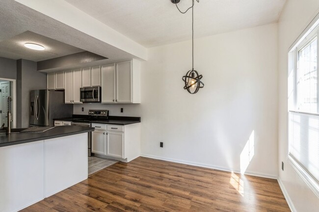 Building Photo - FOUNTAIN POINTE TOWNHOME!! 2 Bed, 2.5 Bath Townhome in Ankeny
