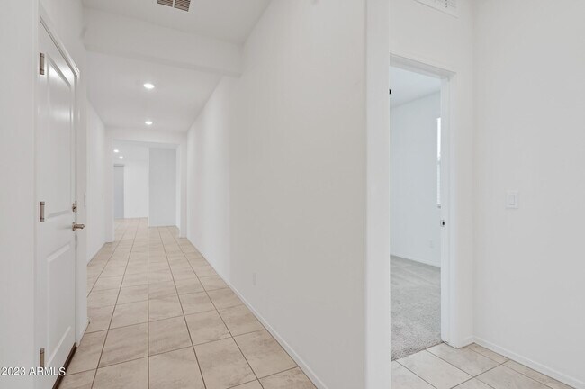 Building Photo - 646 E Rojo Way