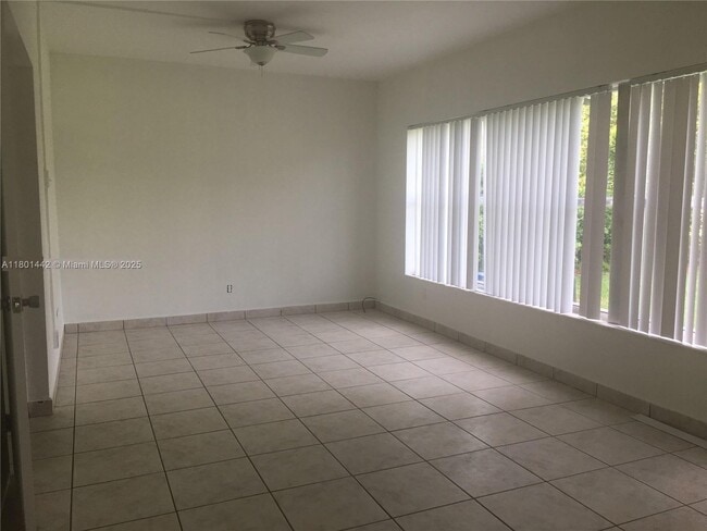 Building Photo - 4851 University Dr