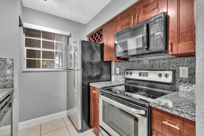 Building Photo - 2890 N Oakland Forest Dr