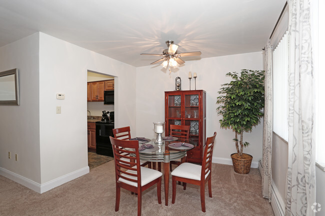 1BR - Dining Area - Monroeville Apartments at Birnam Wood