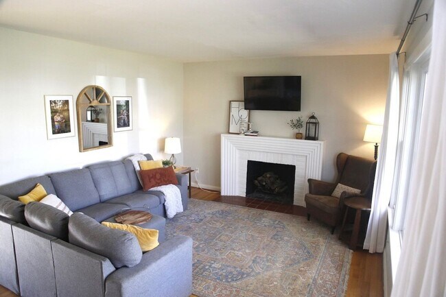 Foto del edificio - 107 Middleboro Pl